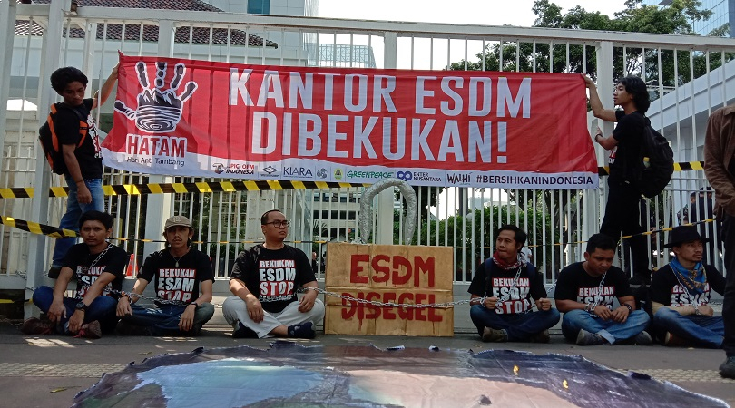 Tolak Izin Tambang, Aktivis Gembok Kantor ESDM