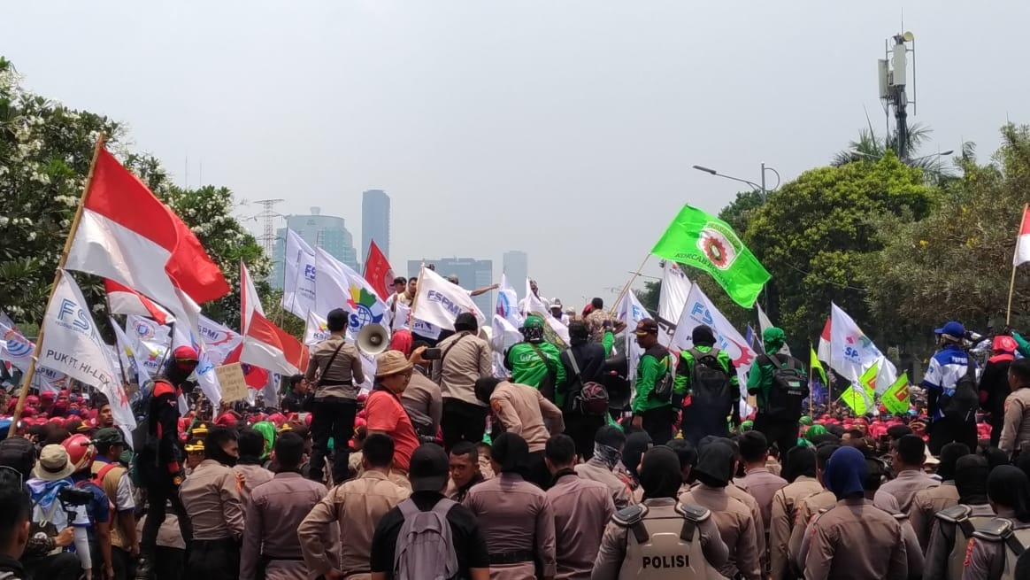 Ribuan Buruh Demo DPR, Ini Tuntutan Mereka
