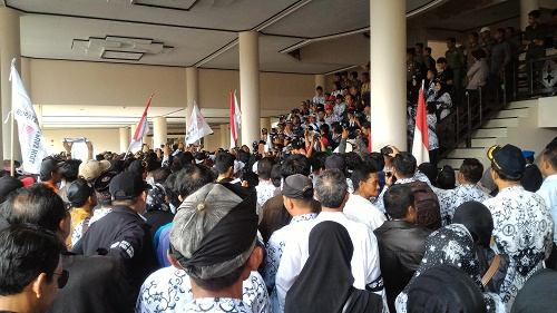 Dilaporkan ke Polisi Karena Potong Rambut Murid, Ribuan Guru se-Kalbar Demo