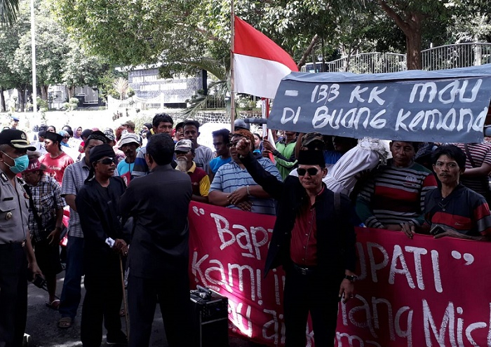 Tagih Relokasi, Seratusan Warga Pantai Boom Banyuwangi  Demo Bawa Keranda
