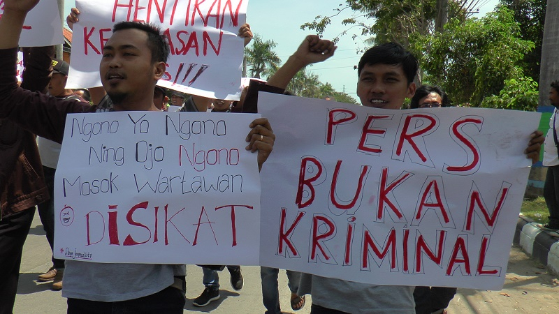 TNI AD Pastikan Usut Pembakaran Rumah Wartawan di Karo