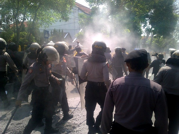 Demo Tolak Wisuda Ilegal, Mahasiswa Jombang Dipukuli Polisi