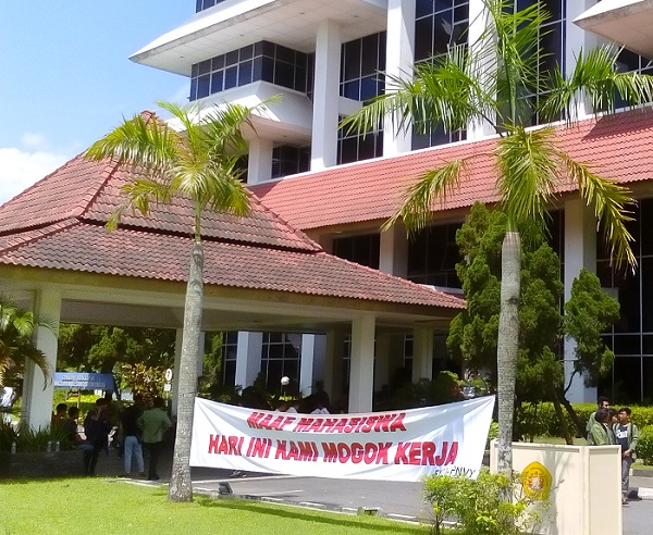 Hari Pendidikan Nasional, Ratusan Dosen UPN Veteran Yogyakarta   Mogok Kerja