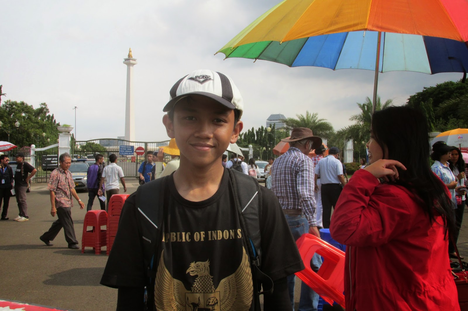 Anak Lelaki yang Berdoa di Seberang Istana