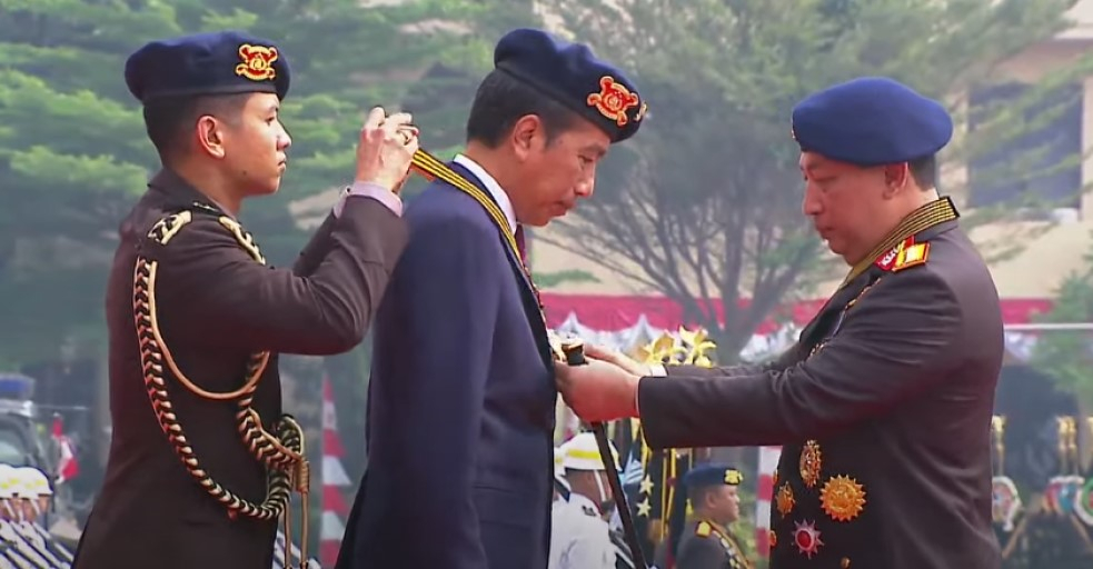 Presiden Jokowi Dianugerahi Warga Kehormatan Brimob Polri