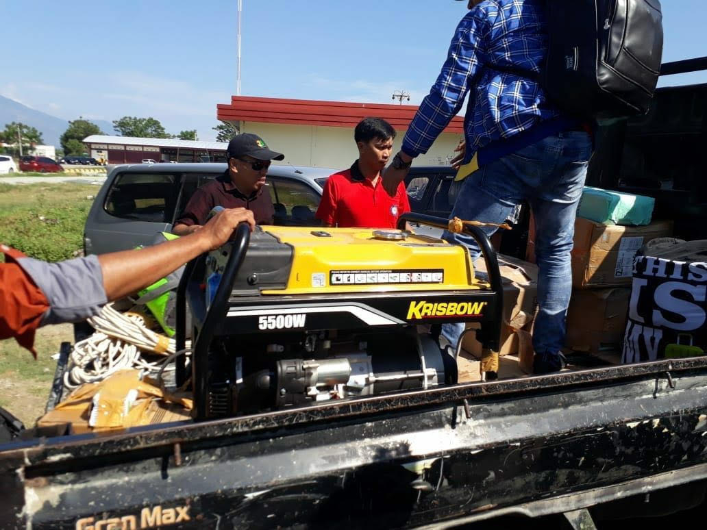 [Advertorial] Listrik Mati, Tenaga Kesehatan Universitas Makassar Membawa Genset Sendiri
