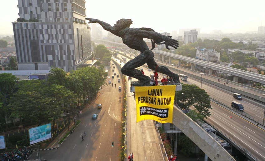 Pelantikan Menteri,  Greenpeace Pajang Spanduk Raksasa di Bundaran HI dan Pancoran