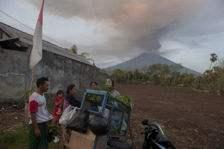 Gunung Agung Meletus, BNPB Siapkan Skenario Terburuk