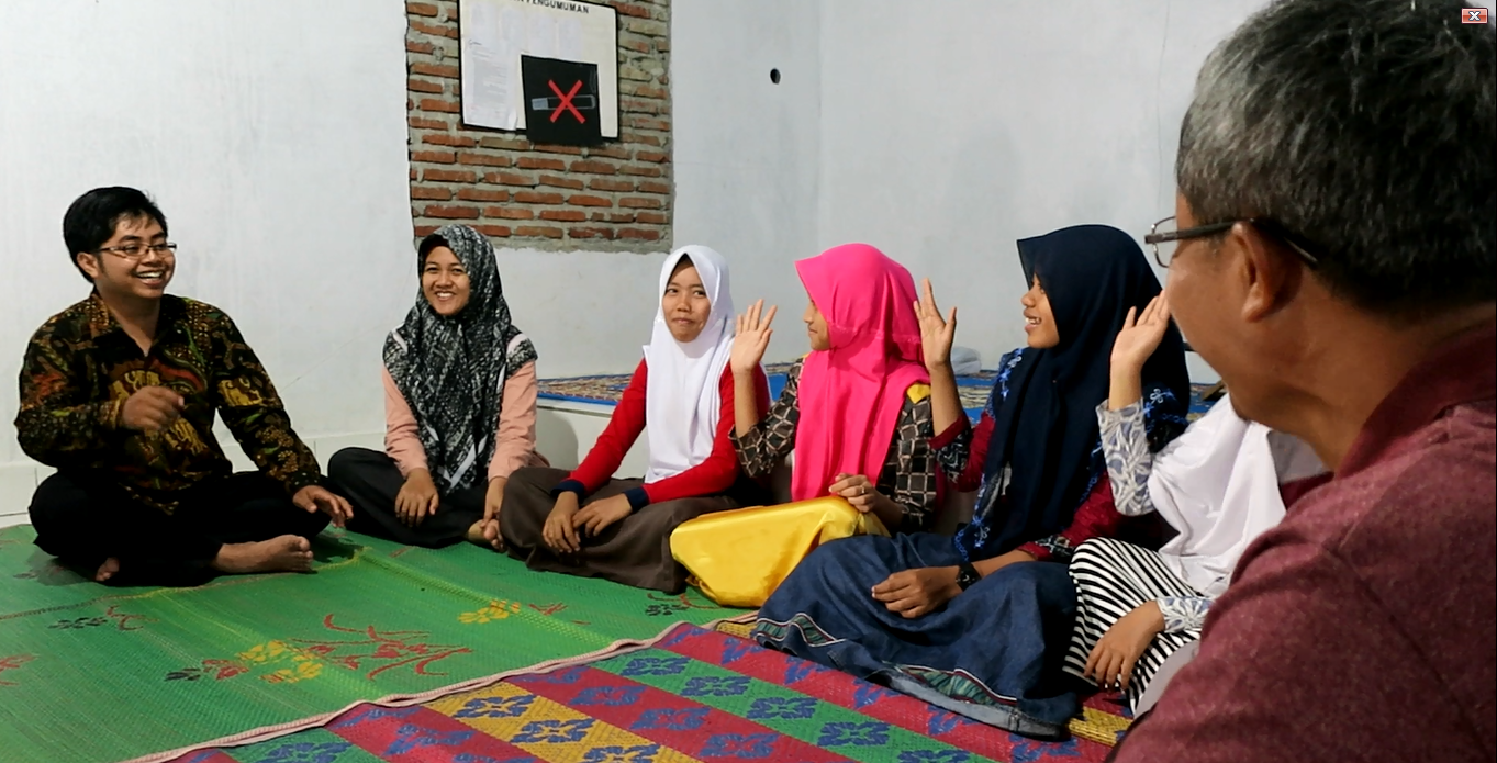 Memberikan penyuluhan kesehatan kepada pemuda sekitar desa