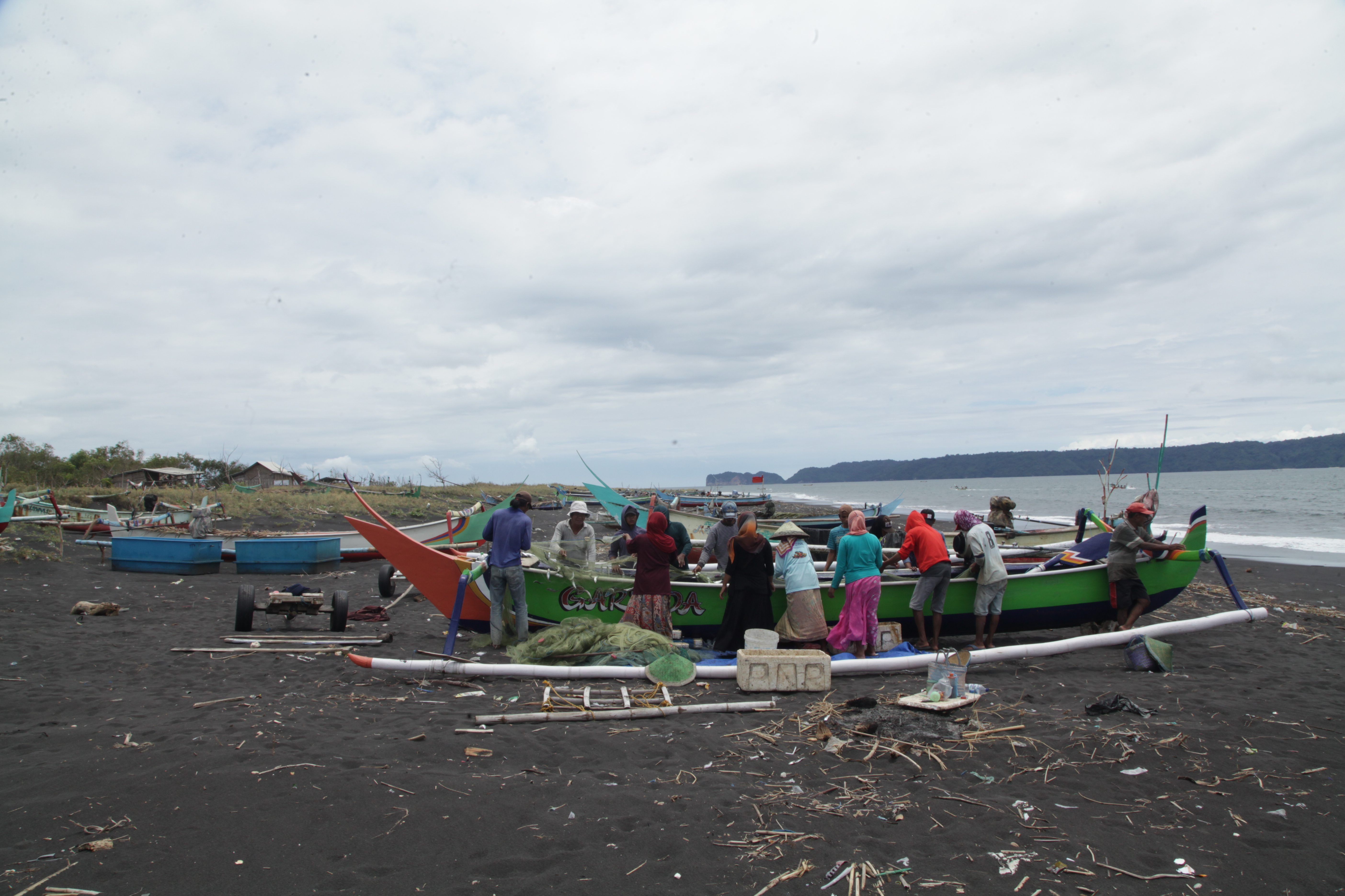 Tapi pada 2014, Dinas Perikanan datang ke desa dan memaparkan sejumlah aturan yang melindungi penyu.