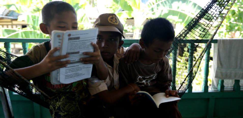 Anak-anak kampung bebas membaca