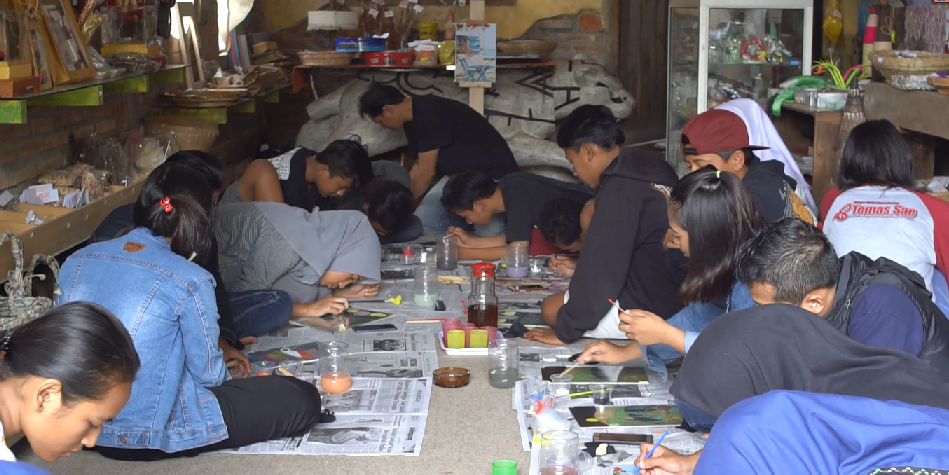 Kampung Ekologi juga menawarkan edu wisata. Di sini, barang-barang tak terpakai bisa disulap jadi an