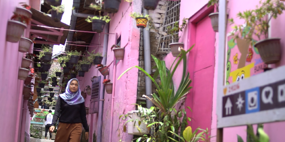 Gang Cinta yang berada di Kampung Ekologi. Lokasi ini jadi tempat favorit muda-mudi berswa foto atau