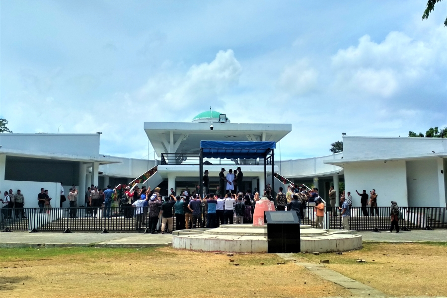 Pemkot Banda Aceh Hukum Cambuk Warga Pendatang di Taman Wisata