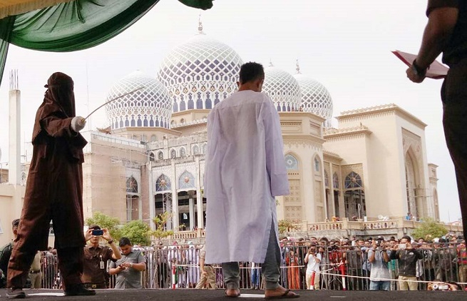 Dicambuk Leher dan Kepala, Terpidana Qanun Jinayat Siap Laporkan Sang Algojo 