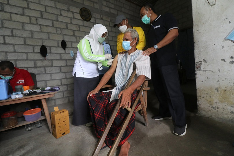 Satgas Covid-19: Kasus Melonjak, Laju Vaksinasi Malah Turun