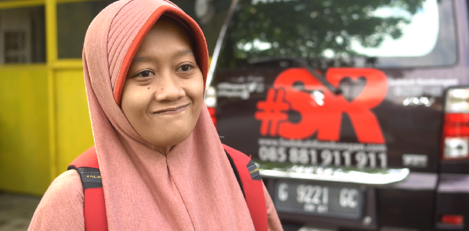 Rizki, salah satu relawan atau kurir di Sedekah Rombongan. Perempuan asal Rembang ini terjun menjadi