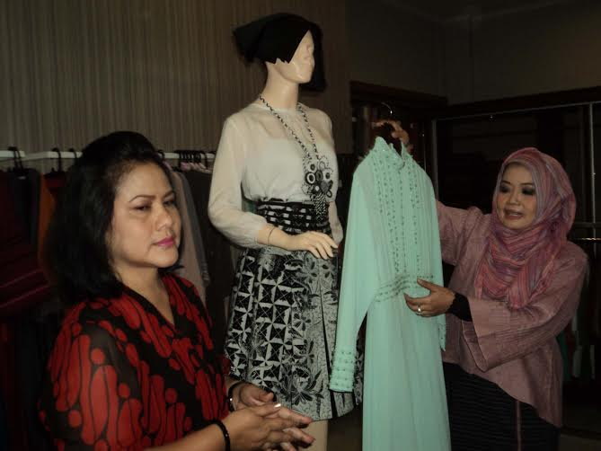 Iriana Jokowi Cek Baju Pengantin untuk Pernikahan Putranya 
