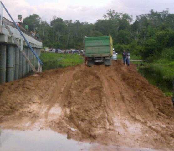 Jalan Rusak Parah di Pangkalan Bun, Antrean Hingga 2 Kilometer 