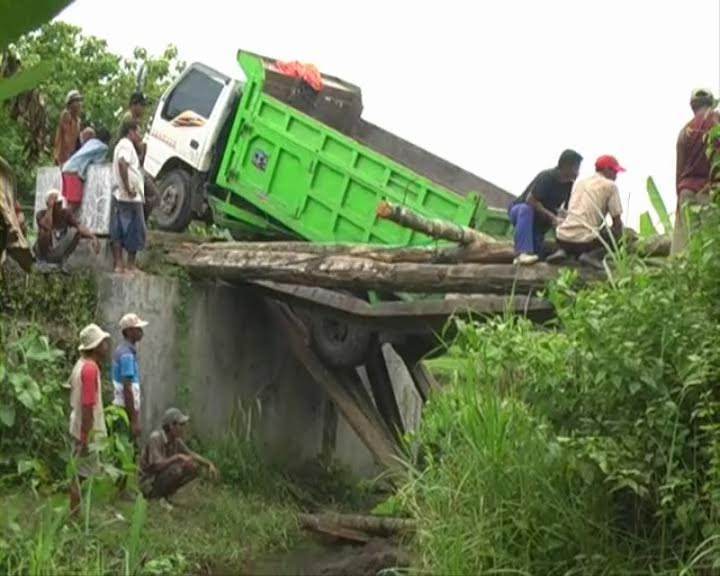 Jembatan Penghubung Putus, Sejumlah Desa di Jombang Terisolasi