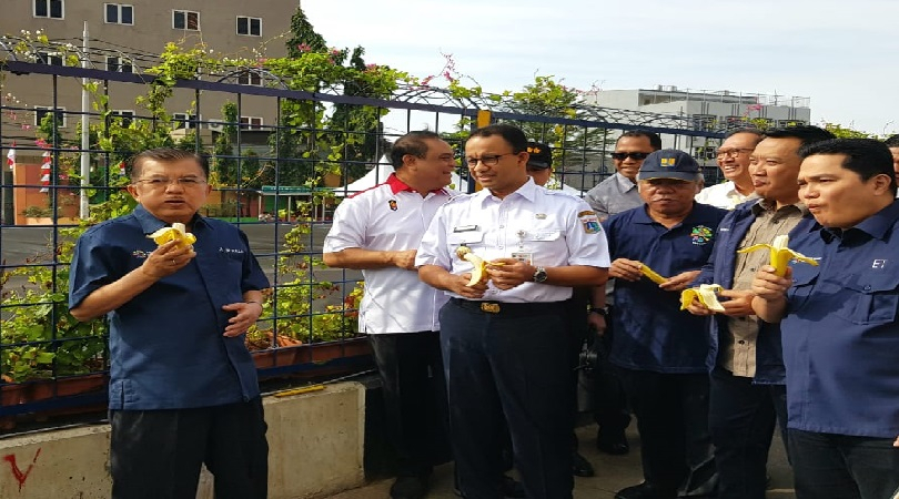Buktikan Tak ada Bau, JK dan Anies Makan Pisang di Pinggir Kali Item
