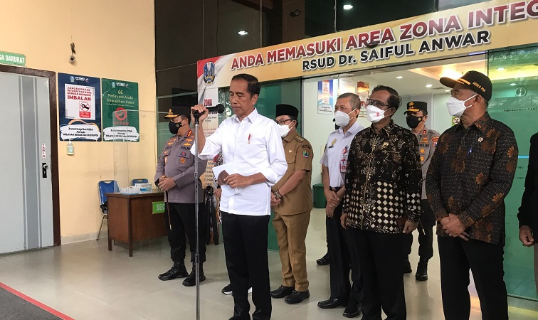 Jokowi Jenguk Korban Tragedi Kanjuruhan di Malang