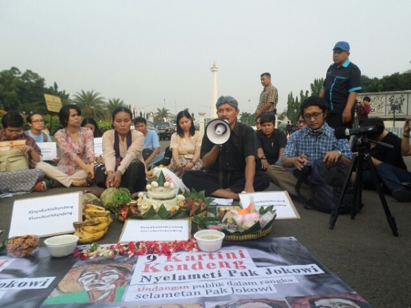 Tagih Janji Hentikan Pabrik Semen, Warga Kendeng Hadiahi Jokowi Tumpeng