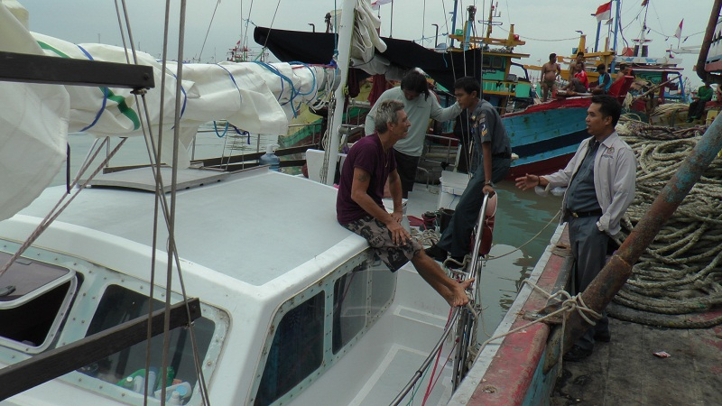Kapal Berpenumpang Warga Italia Terdampar di Rembang