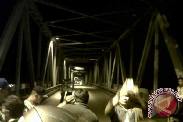 Pilar Kropos, Jembatan Ambawang Tak Laik Pakai