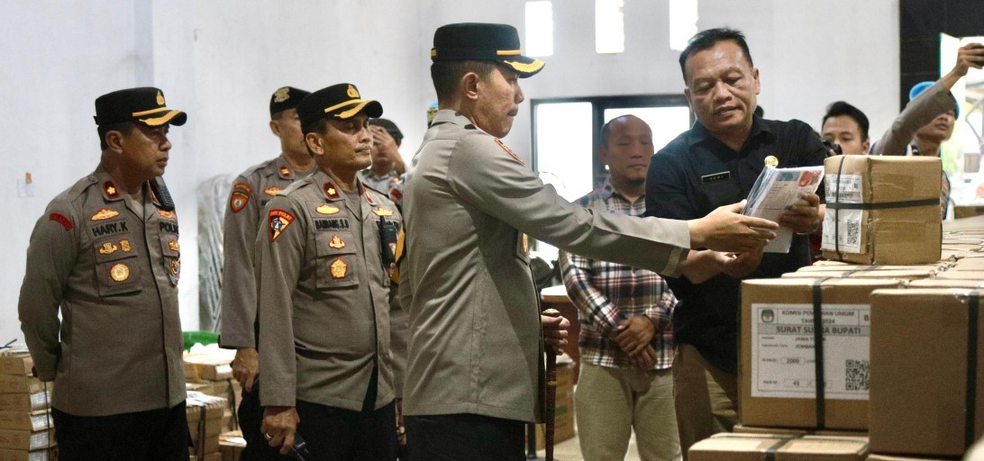 Cek Gudang Logistik Pilkada, Polisi Jombang Antisipasi Dampak Cuaca