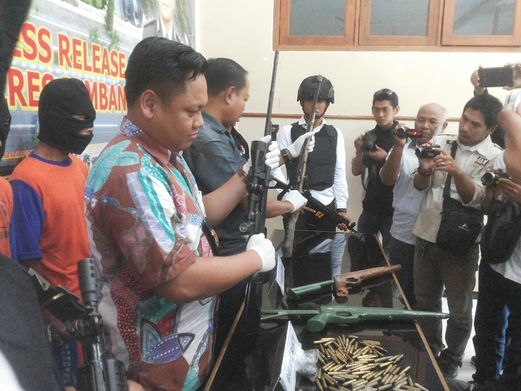 Kepolisian Jombang Tangkap 2 Pemburu Bersenjata Mirip  M16
