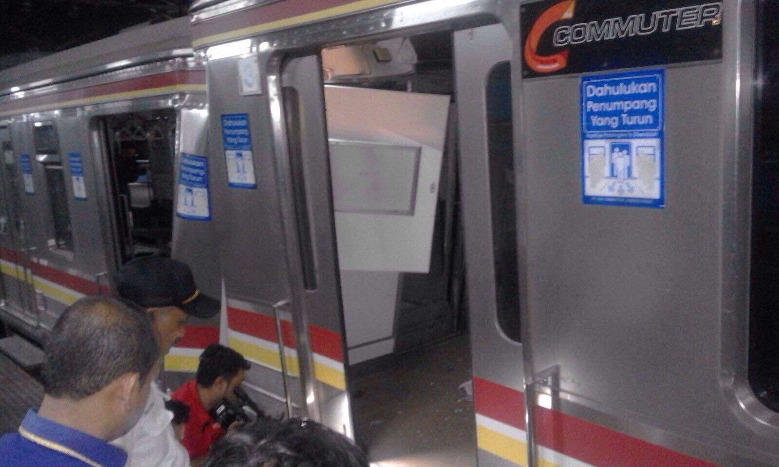 Kereta Tabrakan di Stasiun Juanda