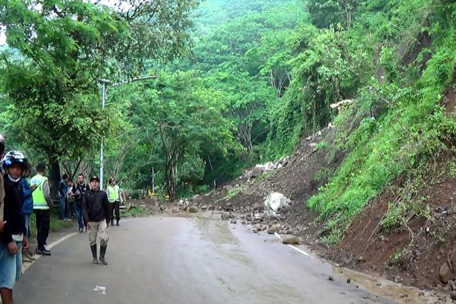 Longsor Tutup Jalur Trenggalek - Ponorogo 