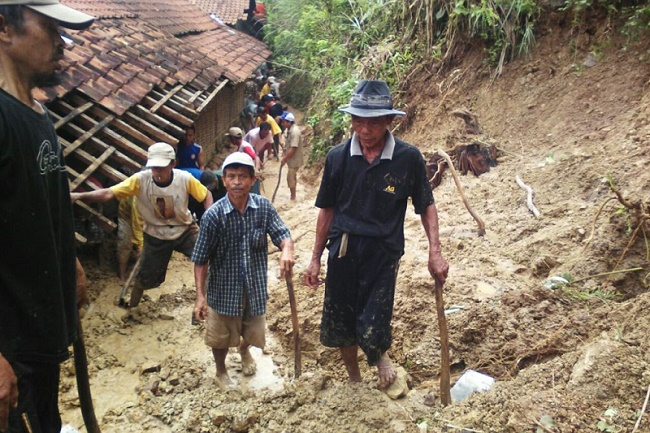 Longsor Landa Cilacap, Puskesmas dan Belasan Rumah Penduduk Rusak