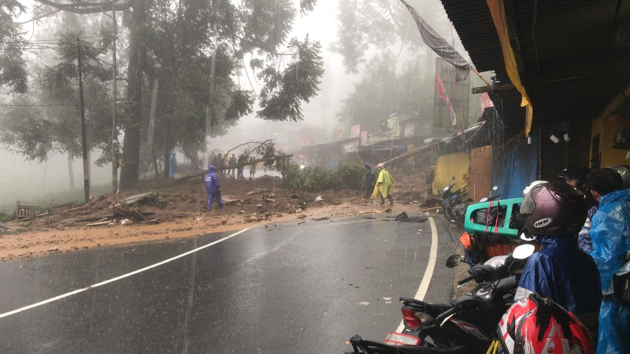 Longsor, Jalur Puncak Bogor Tutup Total