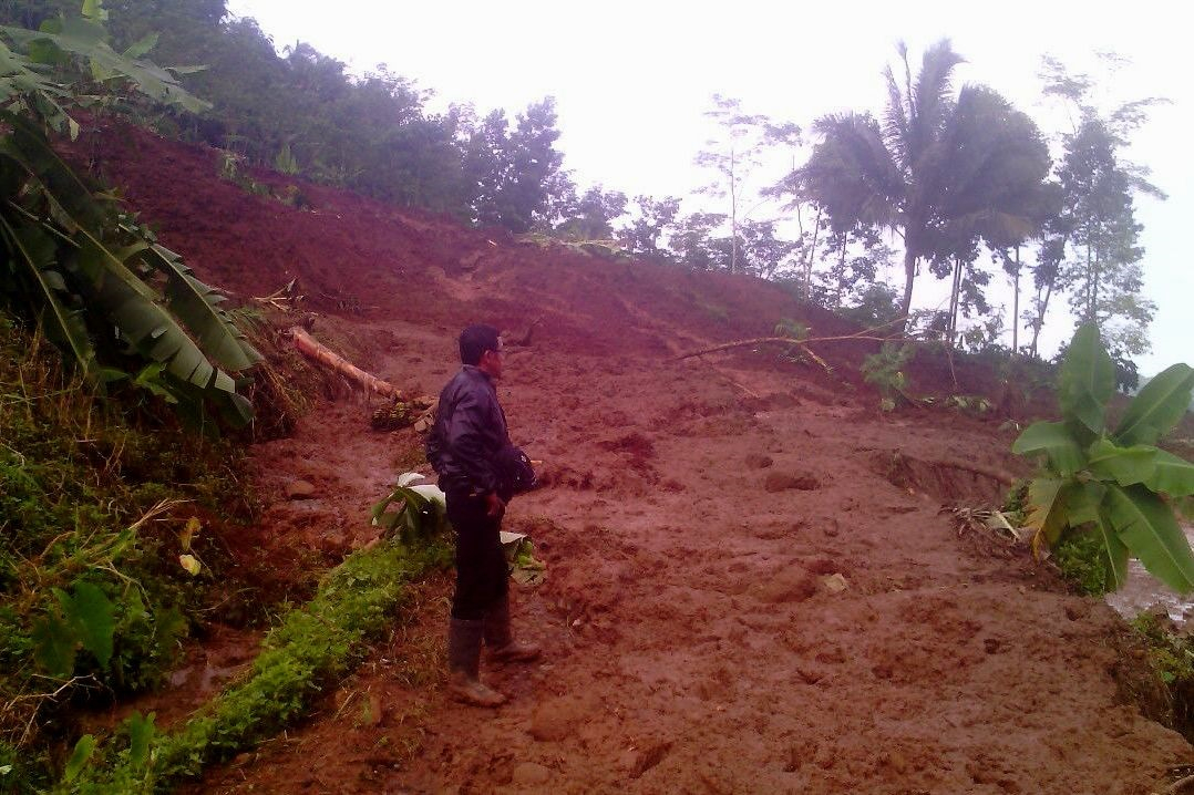 BPBD Cilacap Kerahkan Alat Berat Buka Akses Desa Terisolir