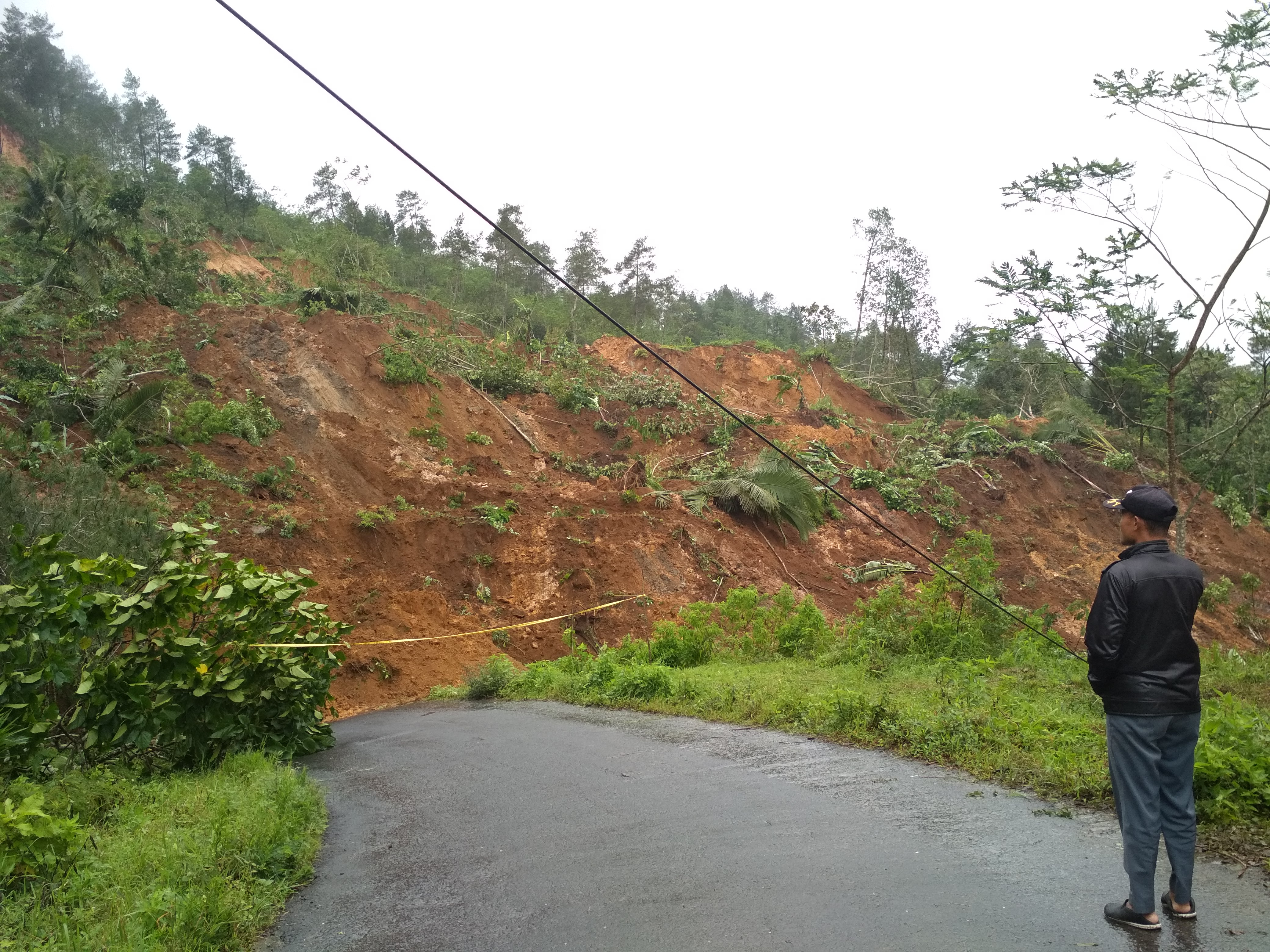 Longsor Timbun Jalur Utama Antar Kecamatan di Trenggalek 