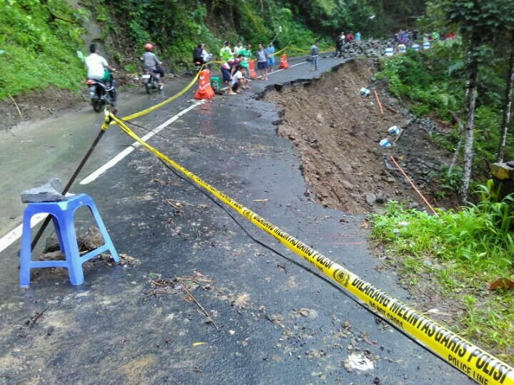 Longsor, Jalur Durenan-Prigi Lumpuh