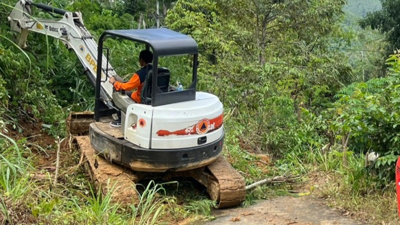 BPBD Buka Jalan Utama Antarkecamatan di Trenggalek yang Tertimbun Longsor