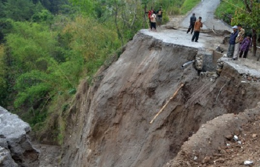 Longsor, 3 Orang Terkubur  di Cianjur