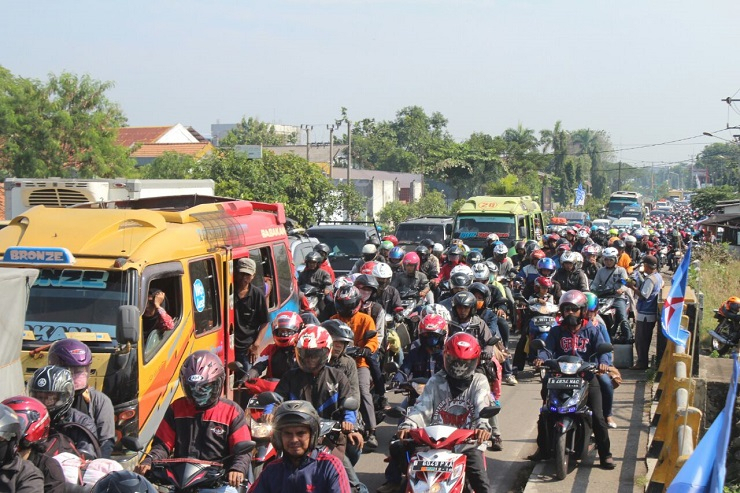Kemacetan Jalur Pantura Diperparah Pasar Tumpah dan Pemudik Tak Tertib