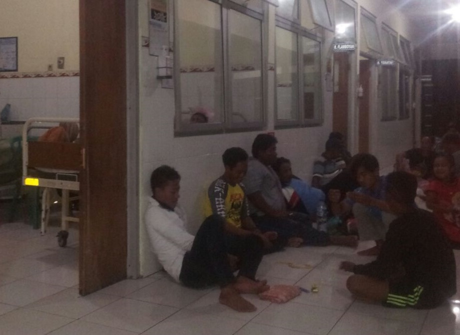 Warga Rembang Protes Penunggu Pasien Kerap Main Gaple di Selasar Puskesmas