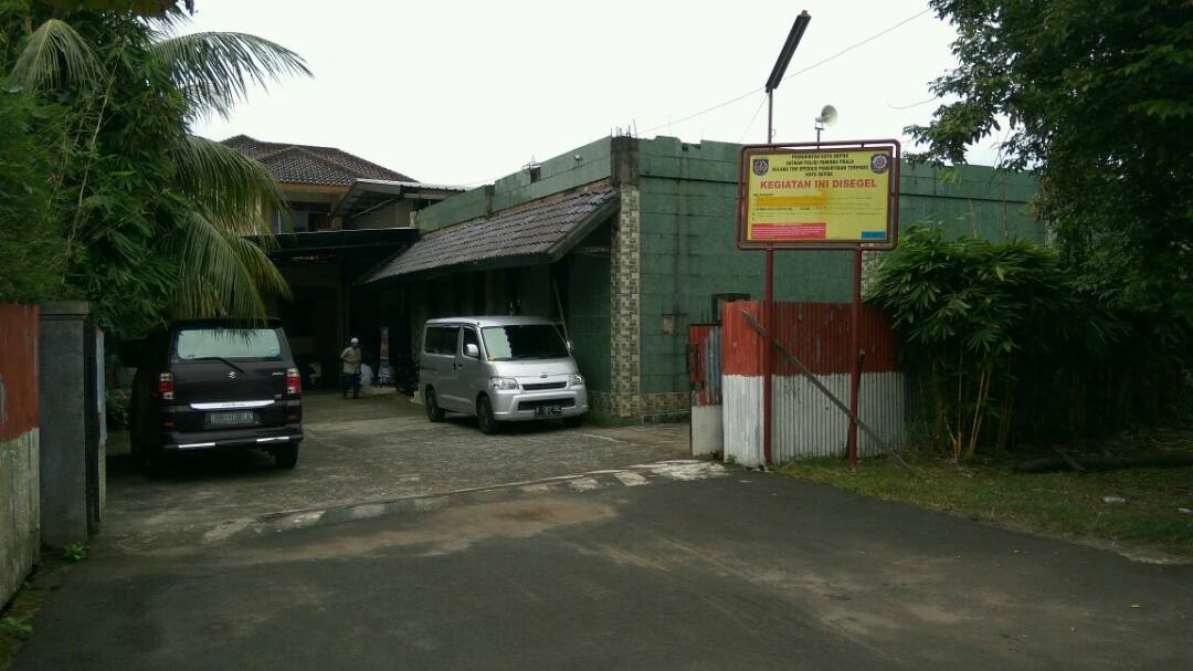 Jemaat Ahmadiyah Depok Terpaksa Salat Tarawih di Halaman Masjid
