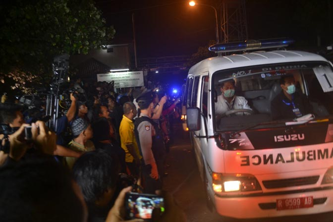 Jenazah Terpidana Mati Dibawa Keluar dari LP Nusakambangan 