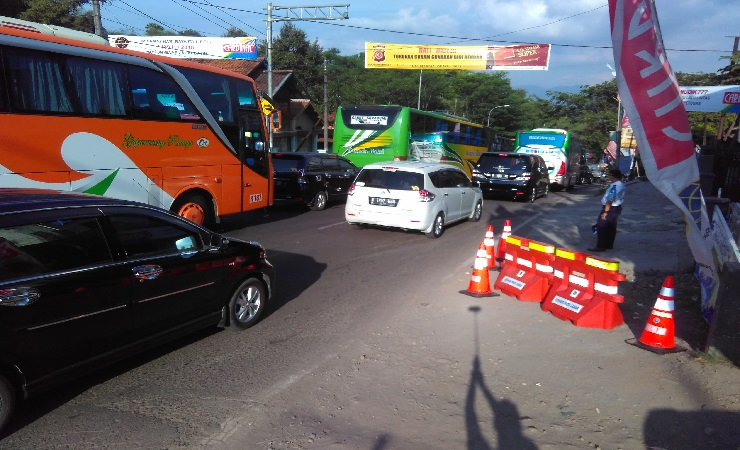 H-2, Belasan Jam  Kendaraan Antre di Jalur Nagreg