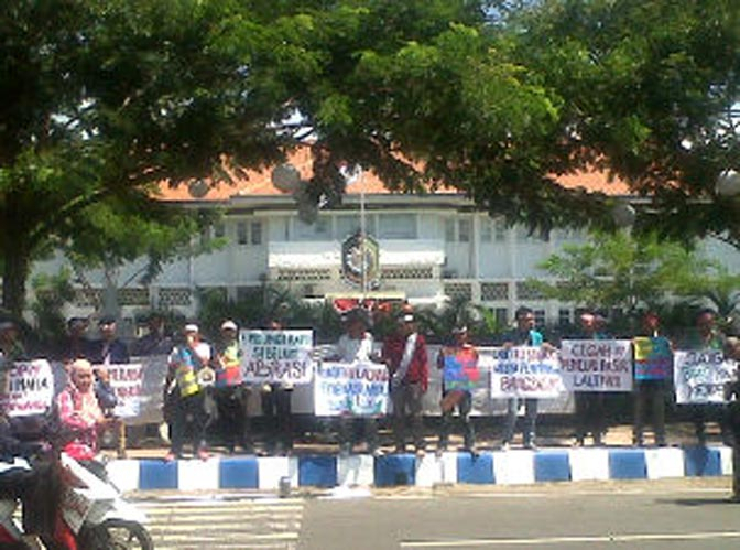 Nelayan Serahkan Tanda Tangan Penolakan Penambangan Pasir Laut ke Bupati 