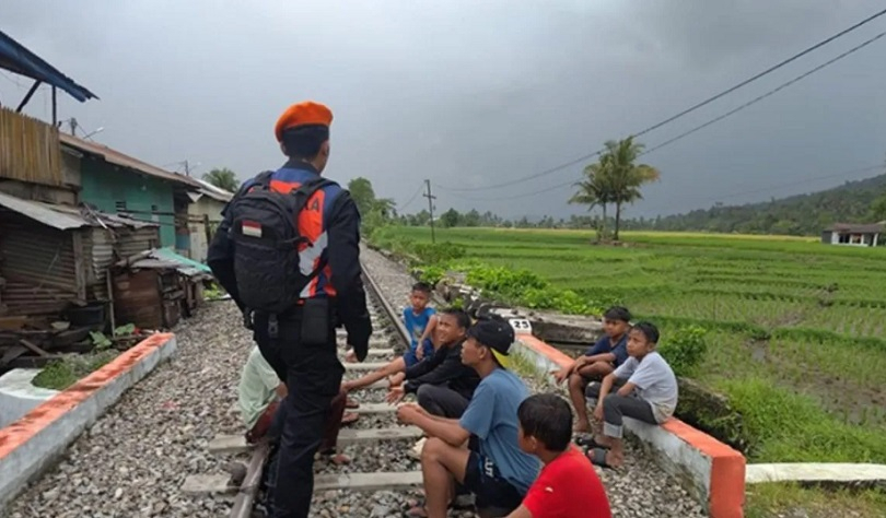 Nekat 'Ngabuburit' di Jalur Kereta Api, Siap-siap Didenda Rp15 Juta
