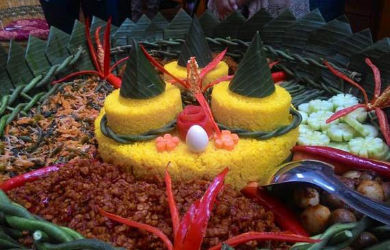 Tumpeng unik dengan tiga puncak, menandakan pentingnya kerjasama antara petani, pemerintah dan swast