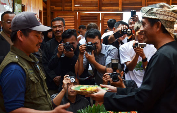 Pemberian tumpeng dari Pemerintah ke petani