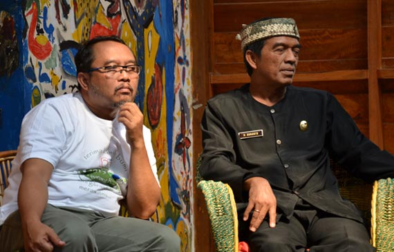 Direktur utama KBR Santoso dan Wakil Bupati Cianjur Suranto menyimak diskusi Bincang Hutan dengan sa